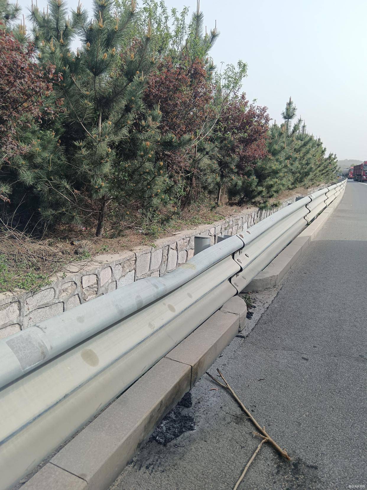 汽修店老板道路救援支千斤顶<strong></p>
<p>东南亚</strong>，大货车箱体侧翻致其身亡；五莲县警方：不属车祸建议自诉