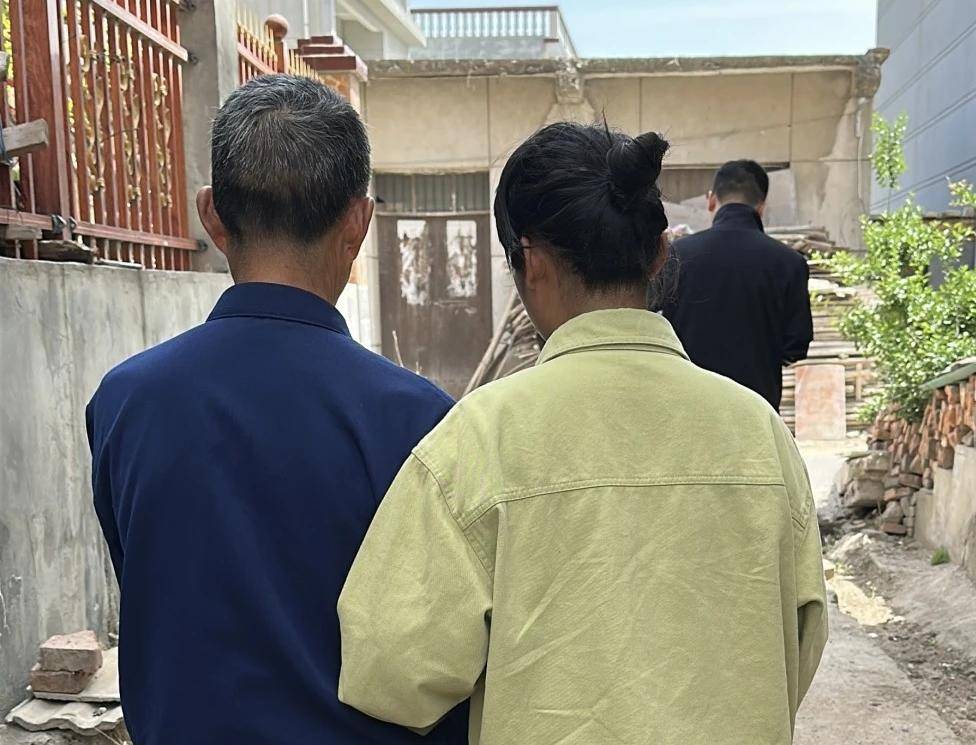 女孩跟男友外出打工失踪<strong></p>
<p>临夏</strong>，15年后被找到已育两子 父亲：她当年流浪到河南，不知回家的路