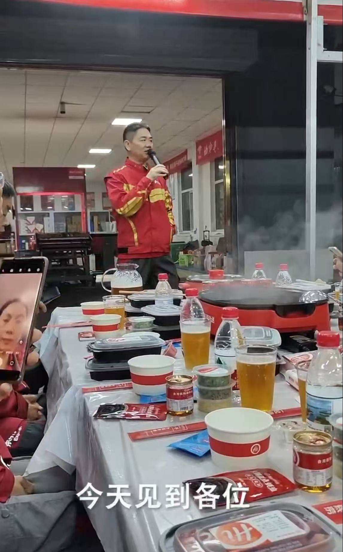 刘强东冲到一线：白天送外卖<strong></p>
<p>临夏</strong>，晚上请骑手吃海底捞