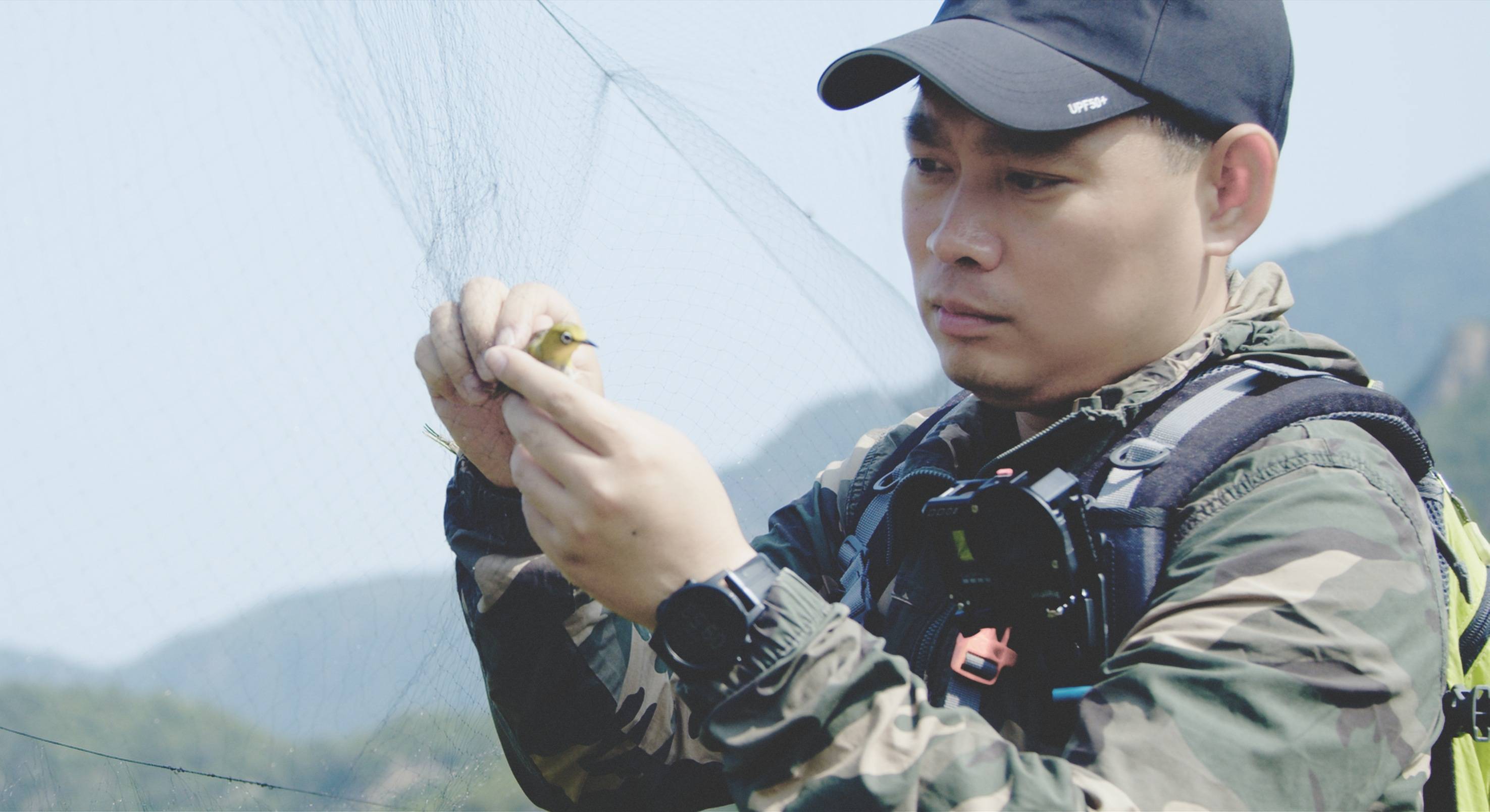 森林警察韩孟祺：乔装成驴友潜伏密林中<strong></p>
<p>海南</strong>，抓获“粘鸟”嫌疑人