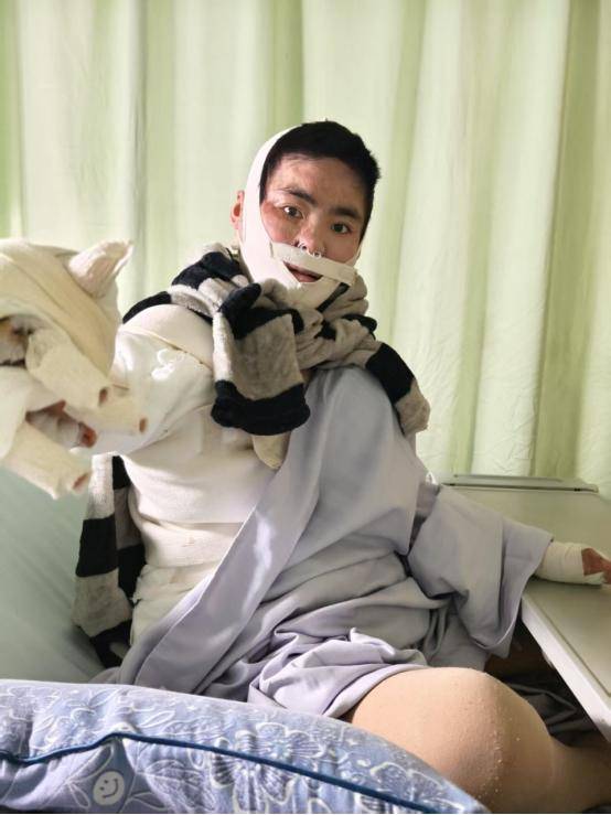 女孩被前男友泼汽油致残<strong></p>
<p>海南</strong>，凶手法庭上威胁杀人