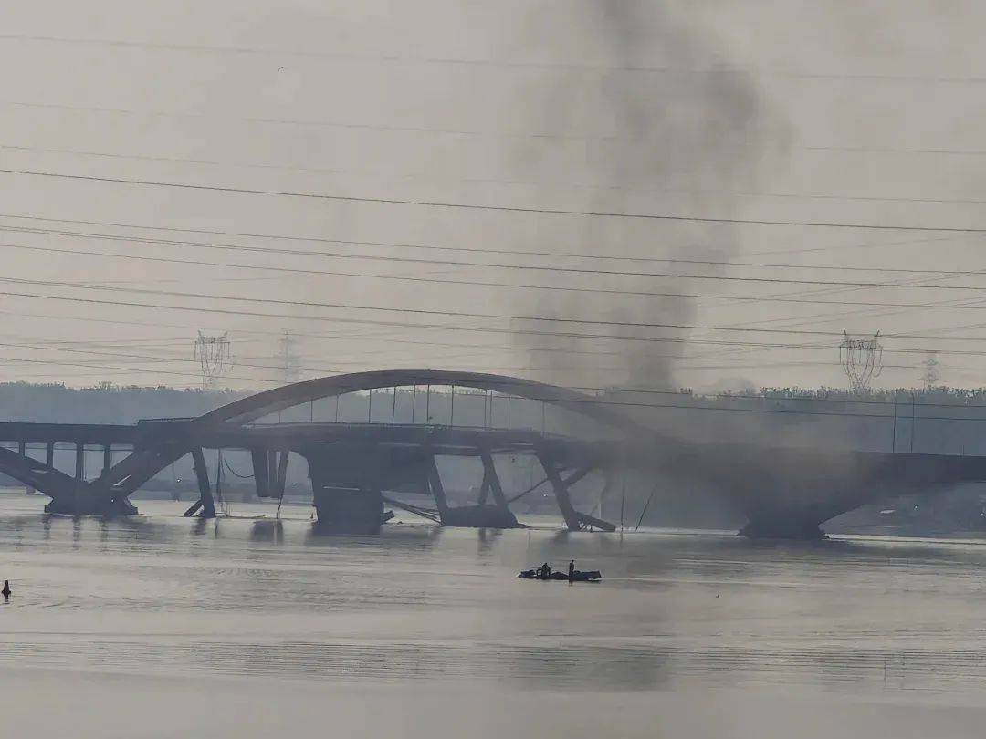 北京潮白河大桥部分路段起火坍塌<strong></p>
<p>海南</strong>，官方：原因正调查