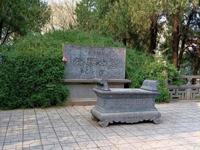 洛阳白马寺存争议的狄仁杰墓挂牌<strong></p>
<p>海南</strong>，当地回应：确认就是狄仁杰墓