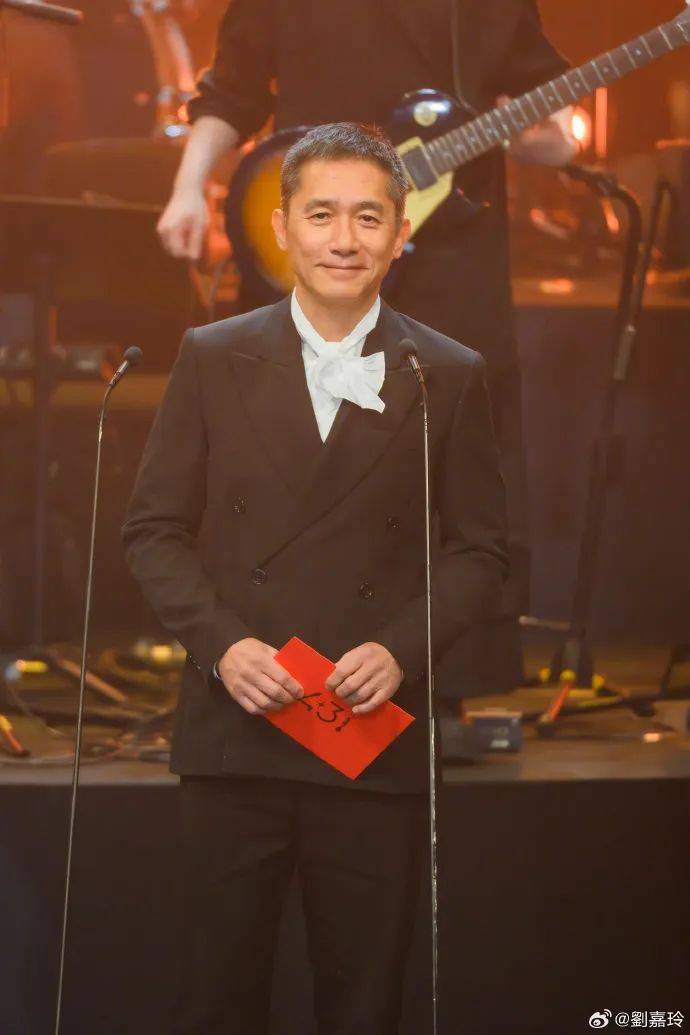 刘嘉玲连发10多张梁朝伟照片：他都不知道自己帅<strong></p>
<p>河南</strong>！头发白了也不肯染