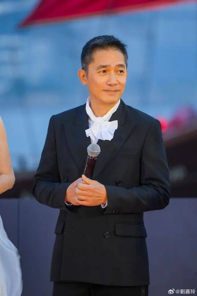 刘嘉玲连发10多张梁朝伟照片：他都不知道自己帅<strong></p>
<p>河南</strong>！头发白了也不肯染