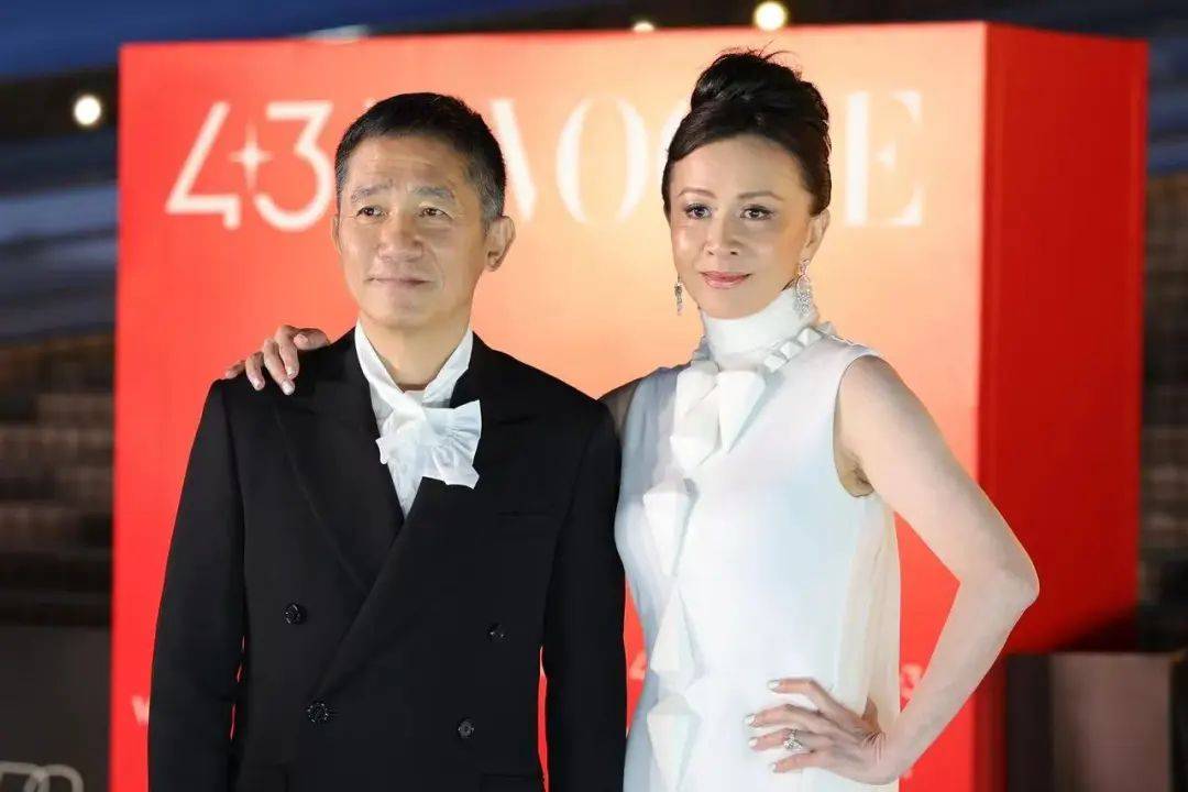 刘嘉玲连发10多张梁朝伟照片：他都不知道自己帅<strong></p>
<p>河南</strong>！头发白了也不肯染