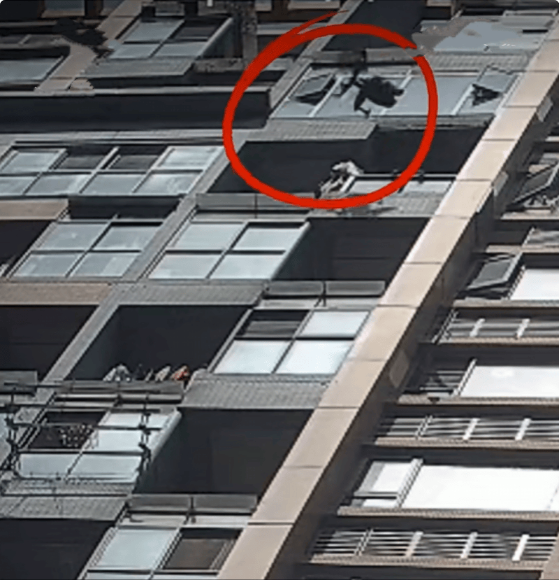 四川男子与女友吵架<strong></p>
<p>娃哈哈</strong>，为泄愤从16楼扔下电竞椅！警方：刑拘