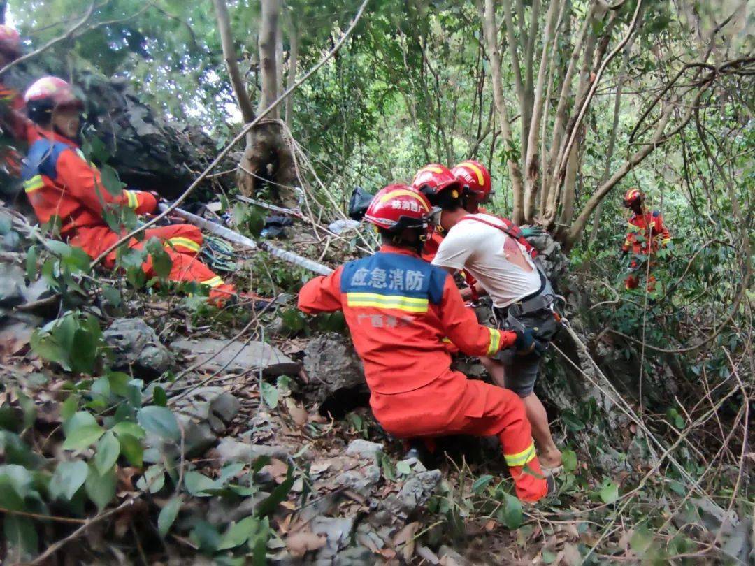 广西00后小伙独自钓鱼<strong></p>
<p>娃哈哈</strong>，坠入近35米深坑！朋友找到他后发现不妙……