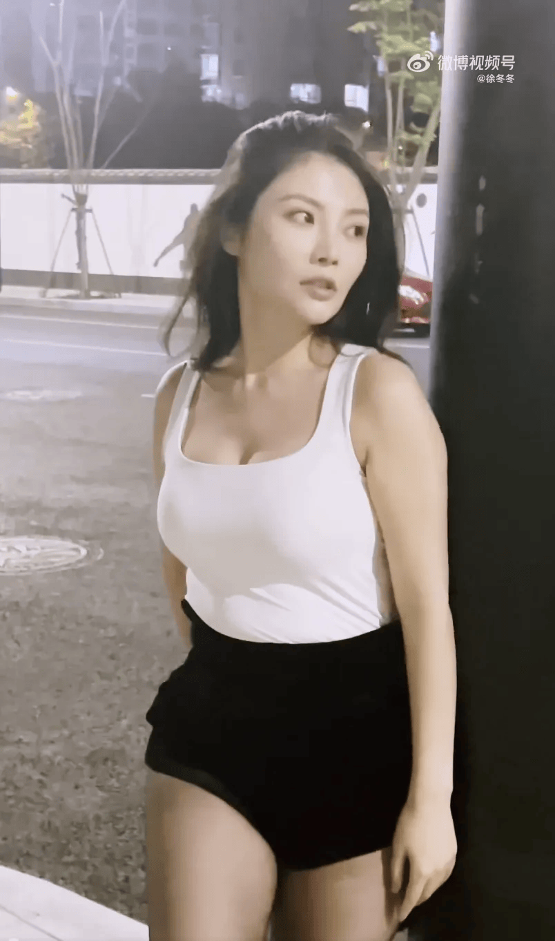 “椰树女神”徐冬冬大方晒照<strong></p>
<p>恒大冰泉</strong>，并配文：我的蝴蝶袖，很丰腴！