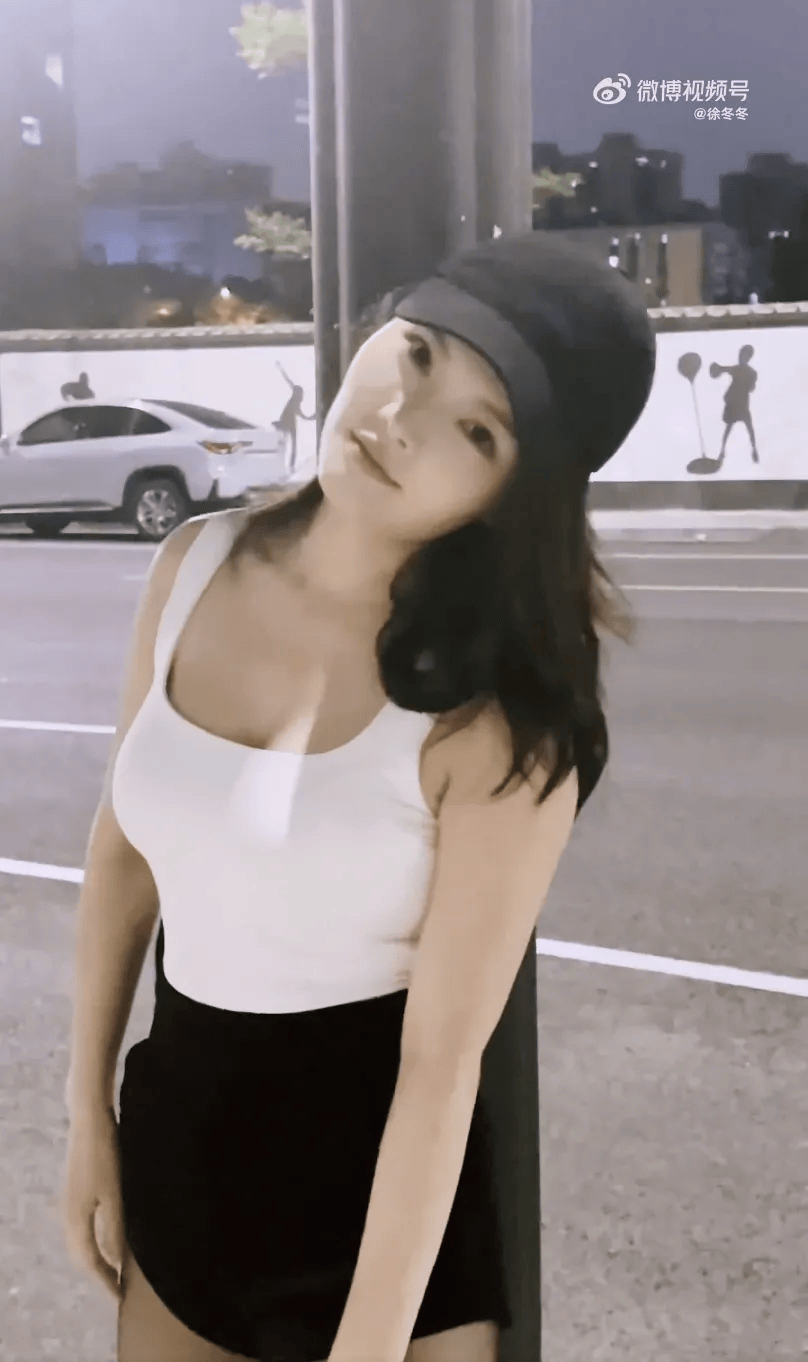 “椰树女神”徐冬冬大方晒照<strong></p>
<p>恒大冰泉</strong>，并配文：我的蝴蝶袖，很丰腴！