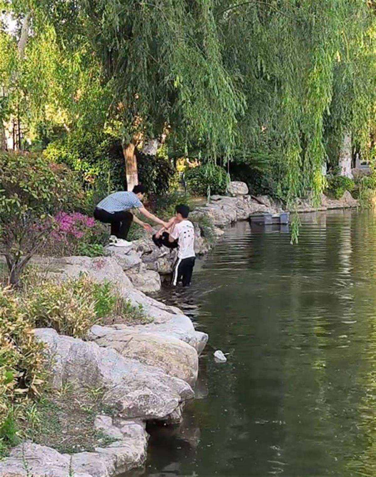 徐州一女童落水被救起<strong></p>
<p>恒大冰泉</strong>，家长赶来先责怪孩子，救人者：家长当时吓坏了，后来已道谢