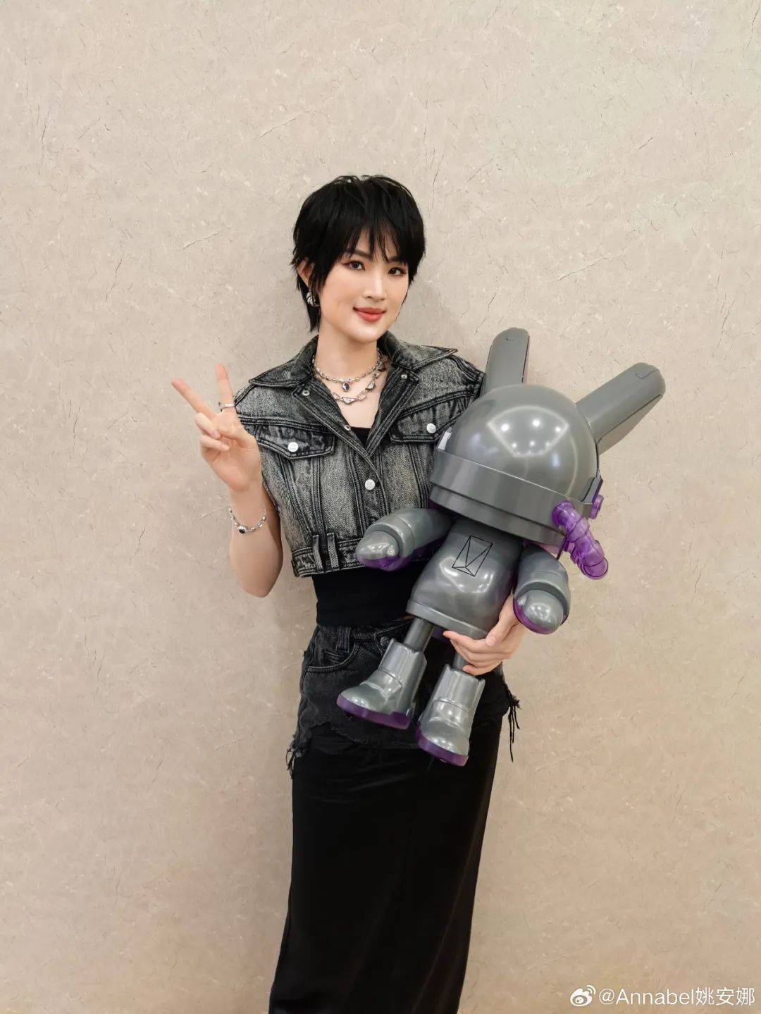 姚安娜被问到哈佛大学拒收国际生<strong></p>
<p>啤酒</strong>，微笑回应“还好毕业了”，此前曾以满分成绩考入哈佛大学