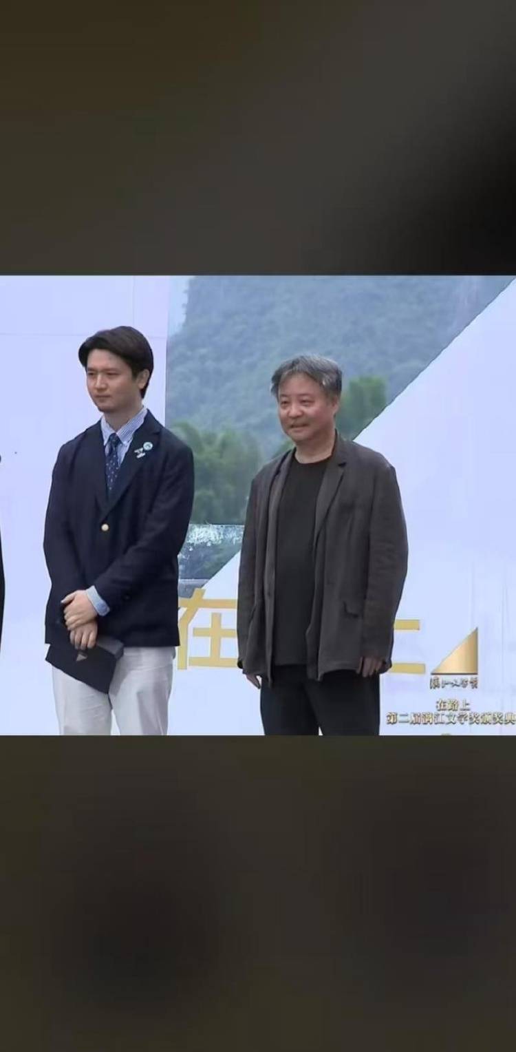 “初恋在读博时去世”<strong></p>
<p>米酒</strong>，湖北小伙领奖台上讲述自己的爱情故事感动全网