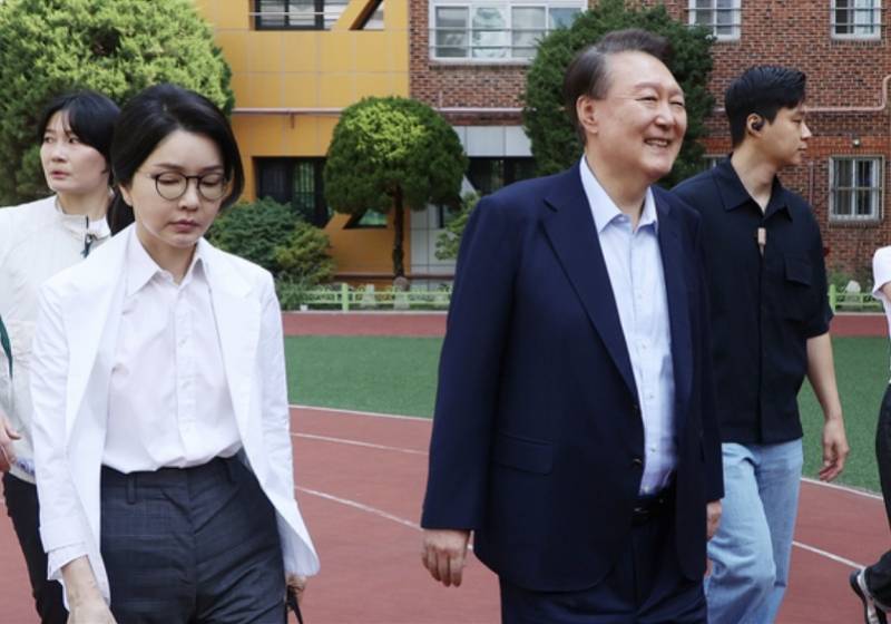 尹锡悦夫妇现身韩国大选投票现场<strong></p>
<p>米粉</strong>！对丑闻相关提问保持沉默