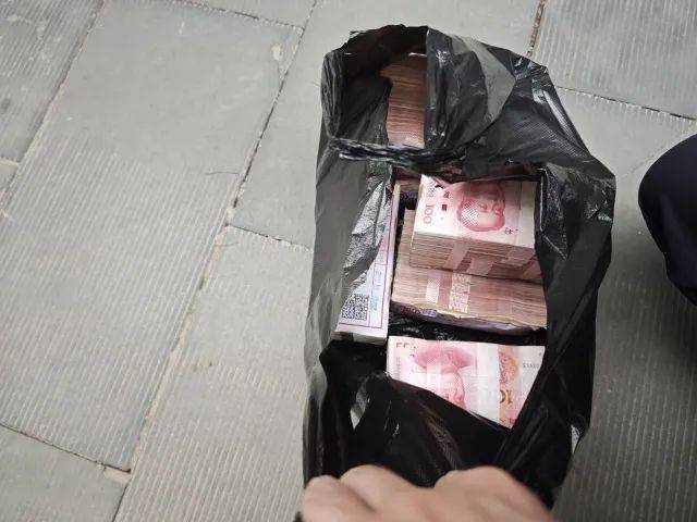 数不过来<strong></p>
<p>米饭</strong>，取出的现金摆满柜台！杭州接连发生两起，警方紧急提醒