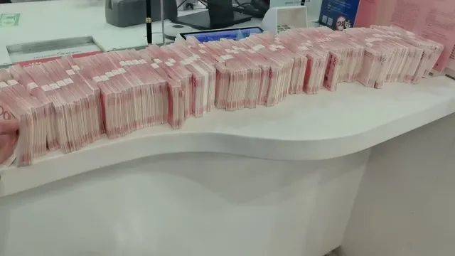 数不过来<strong></p>
<p>米饭</strong>，取出的现金摆满柜台！杭州接连发生两起，警方紧急提醒