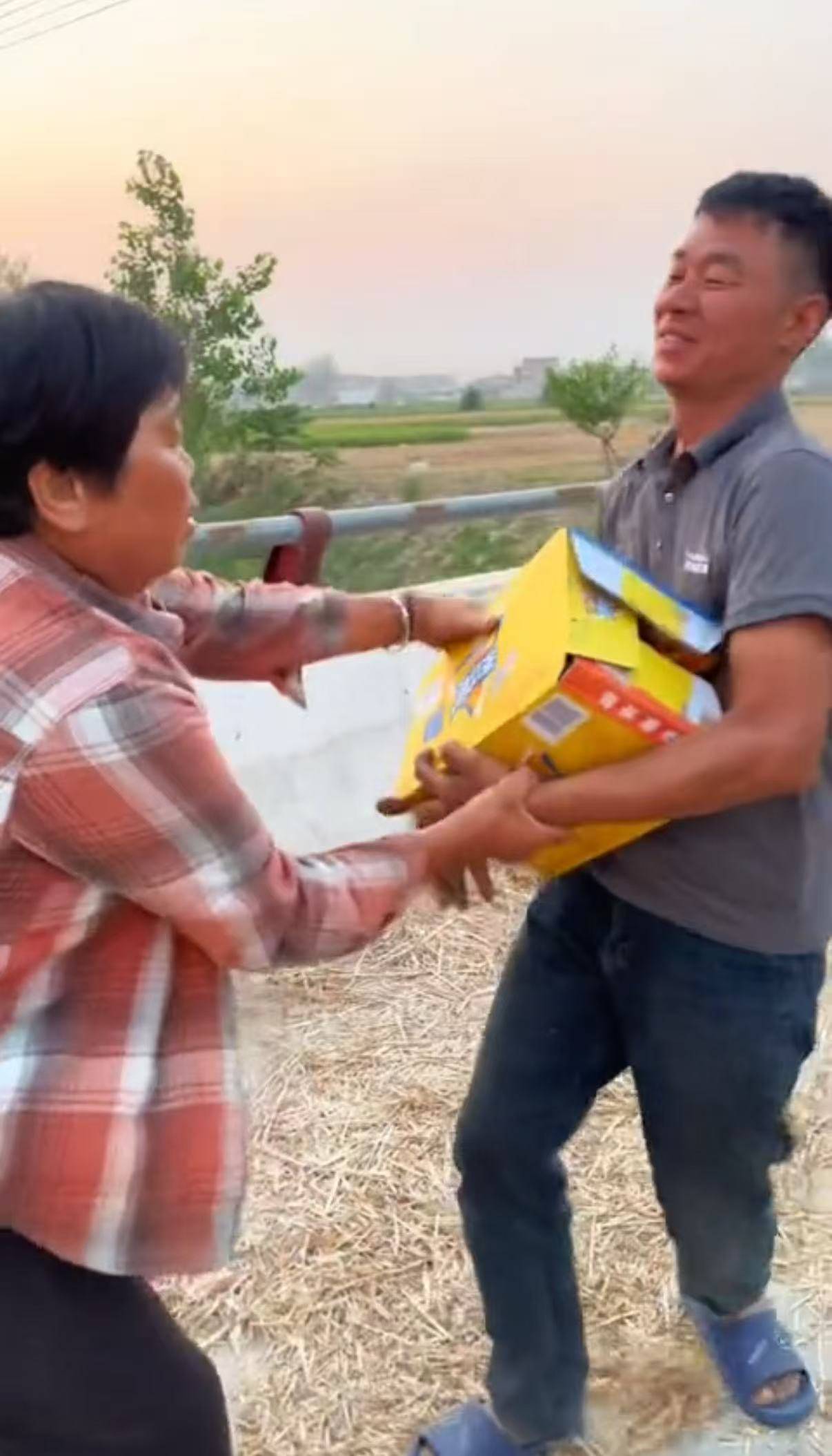 双向奔赴！河南男子安徽收麦遇老人用镰刀割麦<strong></p>
<p>米饭</strong>，主动帮忙后被强行“投喂”饮料