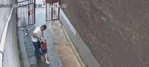 6岁女童放学途中被男子拖进小巷<strong></p>
<p>米饭</strong>，警方通报：刘某某（男，38岁）已被拘留，将追究刑事责任