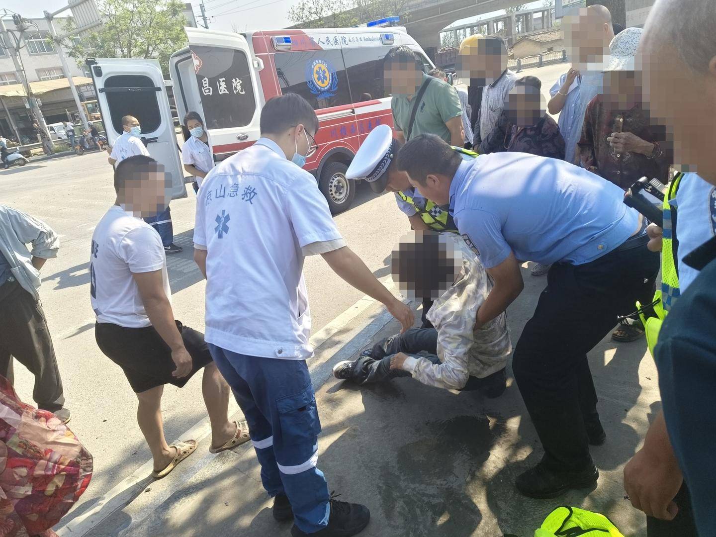 辅警跳河救起轻生女<strong></p>
<p>万元户</strong>，上岸时被红火蚁咬伤：系最危险入侵物种之一，过敏者或致休克
