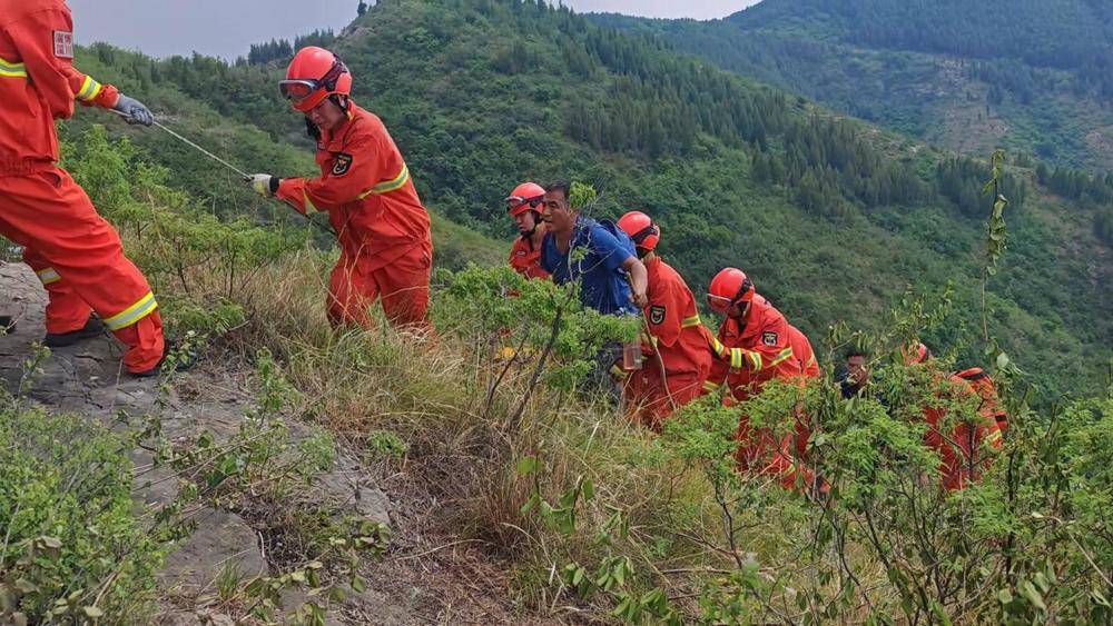 一人因登山摔伤腰部被困山底<strong></p>
<p>万元户</strong>，淄博消防紧急救援