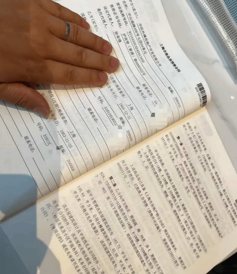 女子4年前借贷900万元<strong></p>
<p>大三元</strong>，拿下上海3000万元的豪宅，交房近2年仍未办下不动产权证！竟是因开发商欠税？公司最新回应来了