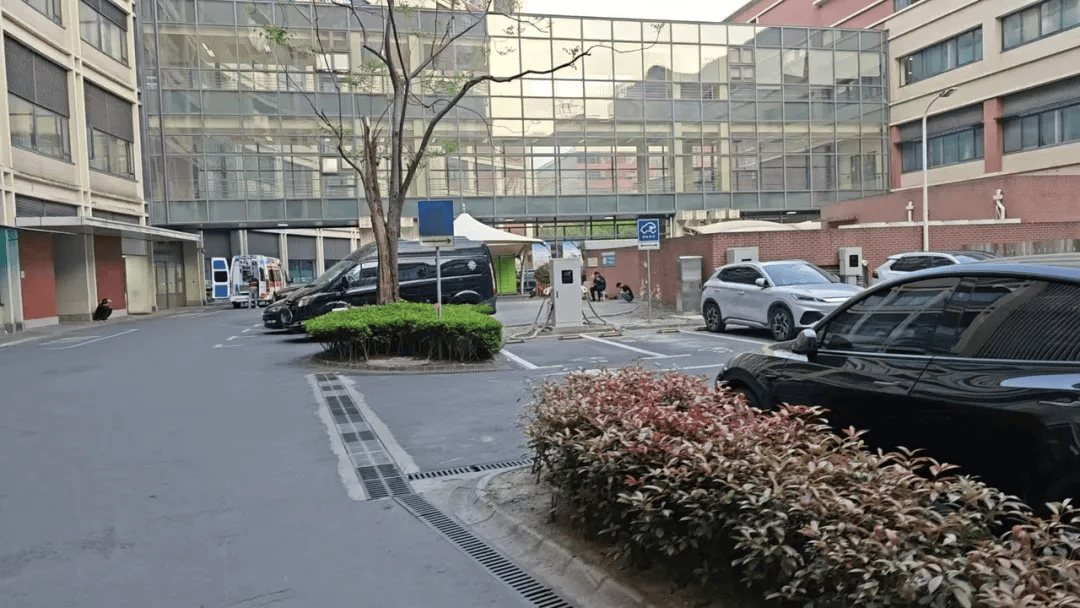 江西省卫健委通报“救护车800公里收费2.8万元”：不合理<strong></p>
<p>大三元</strong>，暂停医院医疗转运服务