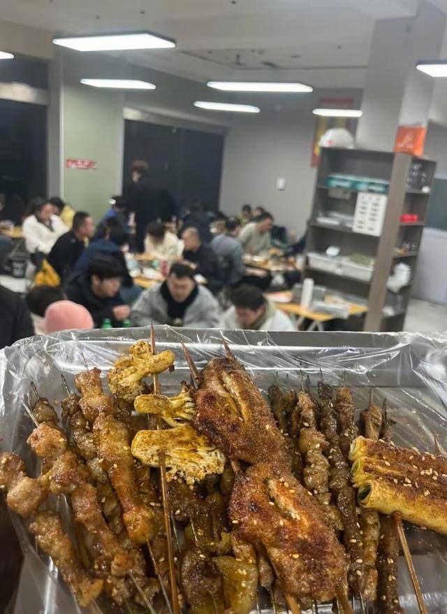 常州一烧烤店花10万赞助苏超<strong></p>
<p>山药</strong>，因系唯一个体赞助商爆火，附近商户：之前生意一直好