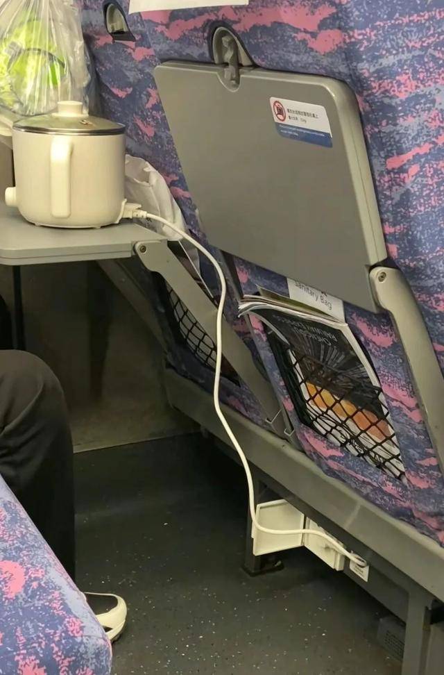 乘客在高铁上使用小型电煮锅<strong></p>
<p>okex欧易官网国际版</strong>？12306回应：可以带但不能使用