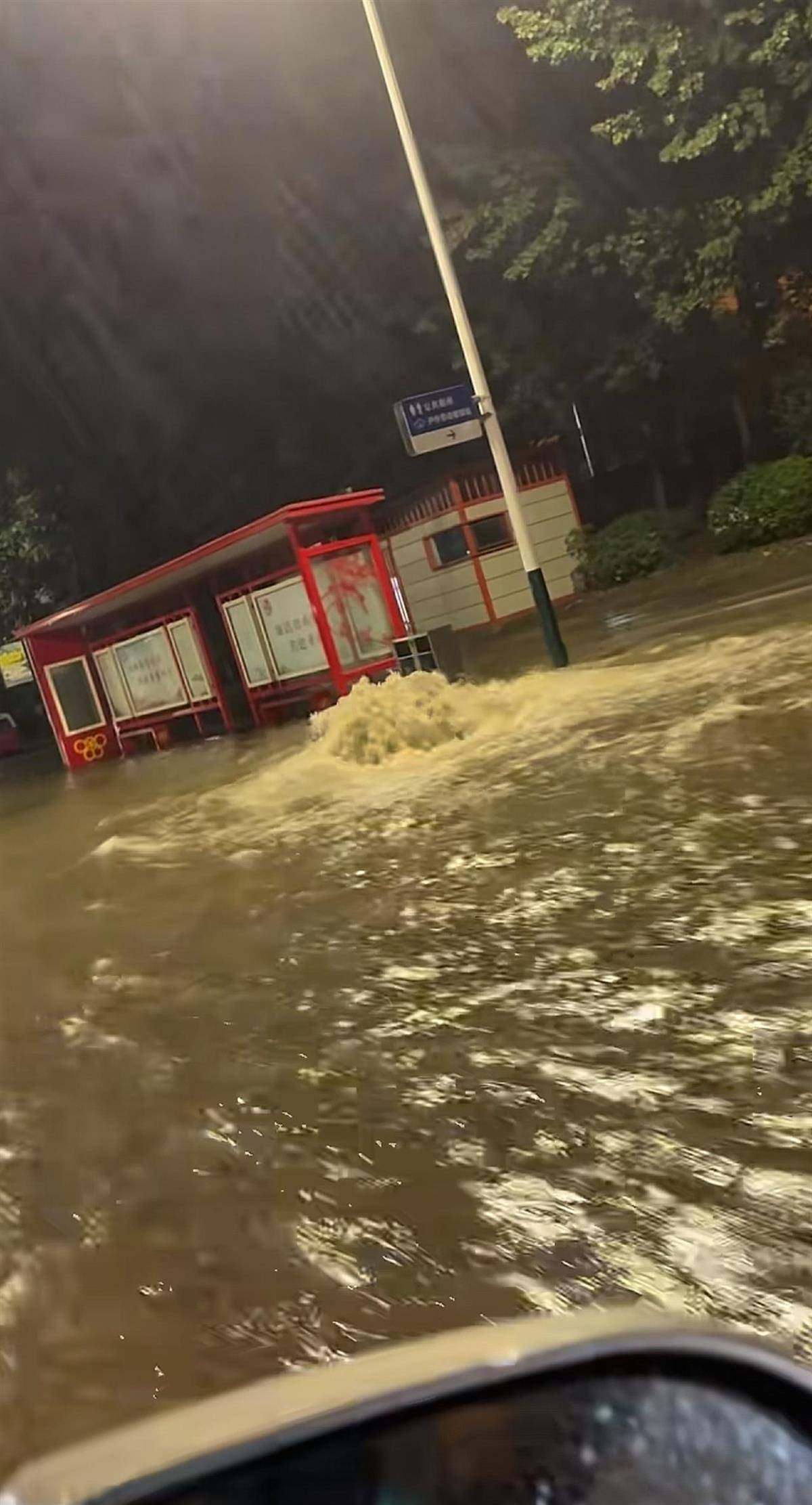 山东潍坊突发暴雨多处渍水有车辆被淹<strong></p>
<p>okex网址登录</strong>，有幼儿园通知停课，一男子驾驶牧马人连救5辆车