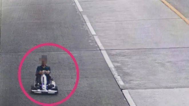 上海六旬男子将玩具车开上马路<strong></p>
<p>okex网址登录</strong>，差点出事！结局亮了