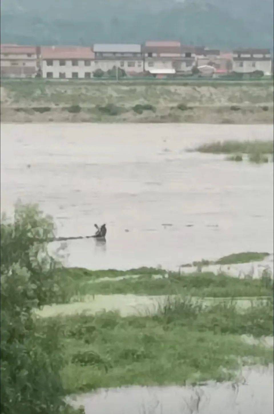上游泄洪致下游突涨水<strong></p>
<p>okex现货</strong>，多名钓鱼者被困河中；湖北谷城警方：救起30余人，1人不幸溺亡