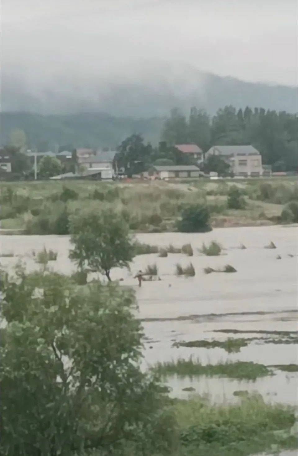 上游泄洪致下游突涨水<strong></p>
<p>okex现货</strong>，多名钓鱼者被困河中；湖北谷城警方：救起30余人，1人不幸溺亡
