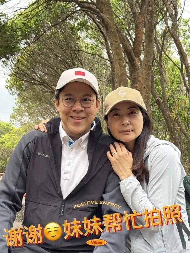 霍启刚专程飞新加坡<strong></p>
<p>交易所老版本</strong>，见证郭晶晶入选国际游泳名人堂，二人结婚13年，育有一子两女