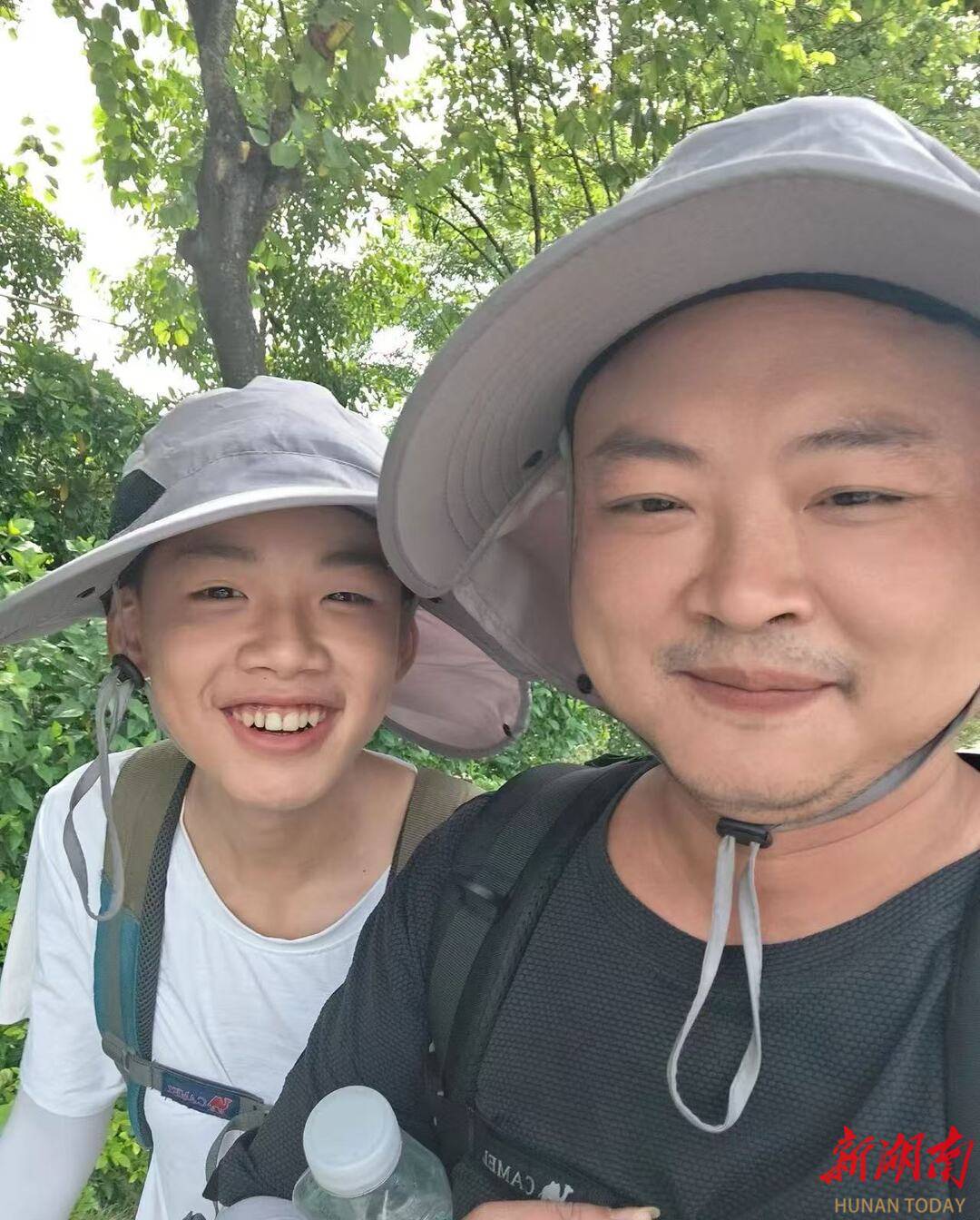 他陪13岁儿子从深圳徒步回湖南：脚都走“废”<strong></p>
<p>交易所老版本</strong>，儿子开心就好