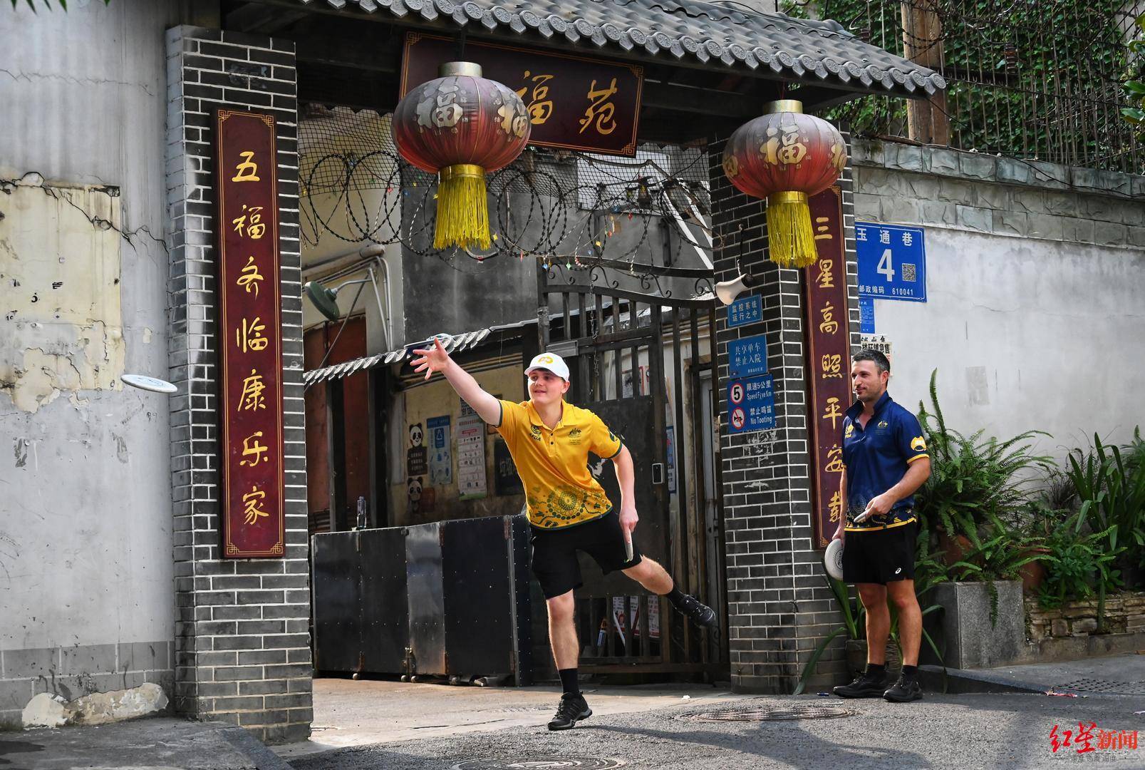 在成都的公园里<strong></p>
<p>okex充200送20</strong>，为世运会热身！澳大利亚掷准飞盘队特殊的赛前“体验”