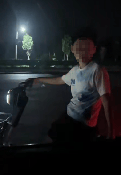 河南一男子晚上开车回家<strong></p>
<p>okex充200送20</strong>，骑夜路小男孩说“想蹭个灯”，一路温柔尾随护送