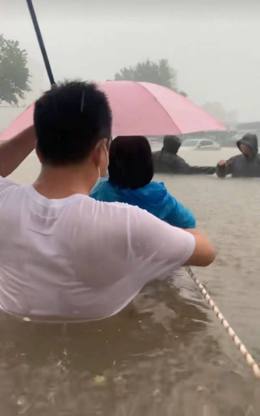郑州暴雨致京广路隧道被淹<strong></p>
<p>okex</strong>，亲历者：车是飘起来的，很害怕，有人爬梯子离开 2021年也曾淹没多台车辆