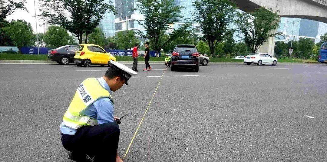 “刚走出去不到一分钟就出事”<strong></p>
<p>中币安全</strong>，一家五口1死4伤！家属最新发声