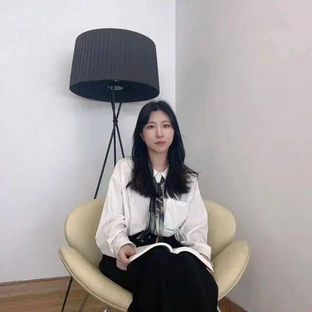 她<strong></p>
<p>欧意</strong>，96年出生，应届博士生，已任浙大博导