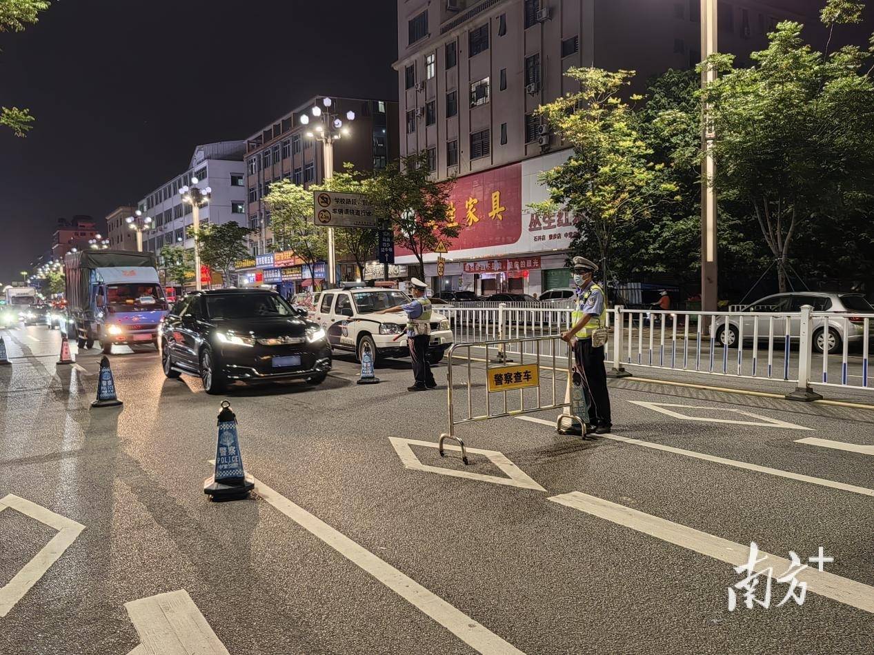 逢车必查<strong></p>
<p>登录新设备</strong>！东莞交警严查交通违法行为