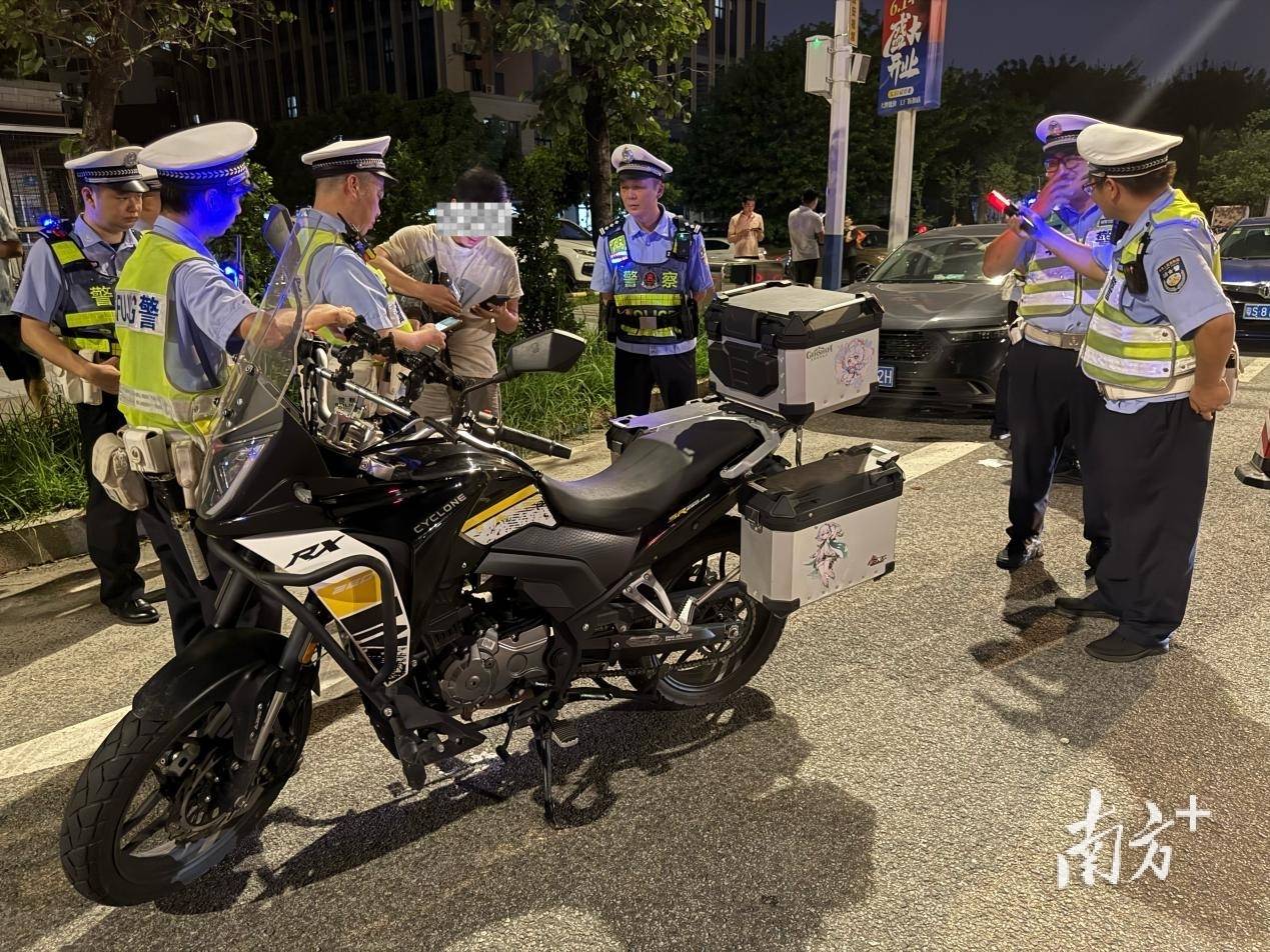 逢车必查<strong></p>
<p>登录新设备</strong>！东莞交警严查交通违法行为