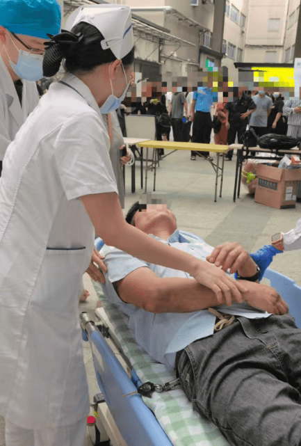 东莞一男子陪同家人就诊时突然倒地<strong></p>
<p>欧易</strong>，护士“火眼金睛”抢回生机