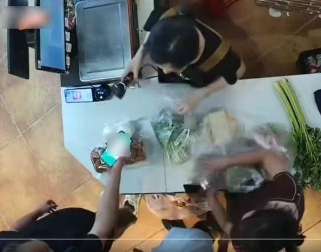 湖北13岁男孩超市制止插队遭男子猛踹<strong></p>
<p>okex香港的地址</strong>，母亲回应