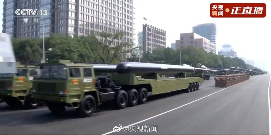 歼20S、DF61导弹<strong></p>
<p>最新okex网</strong>，震撼亮相！三支兵种首次亮相天安门广场，空中梯队战机起飞