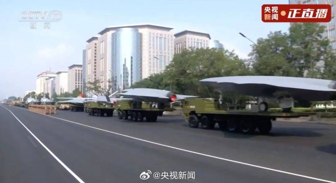 歼20S、DF61导弹<strong></p>
<p>最新okex网</strong>，震撼亮相！三支兵种首次亮相天安门广场，空中梯队战机起飞