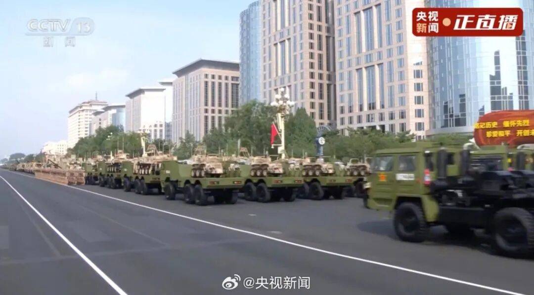 歼20S、DF61导弹<strong></p>
<p>最新okex网</strong>，震撼亮相！三支兵种首次亮相天安门广场，空中梯队战机起飞