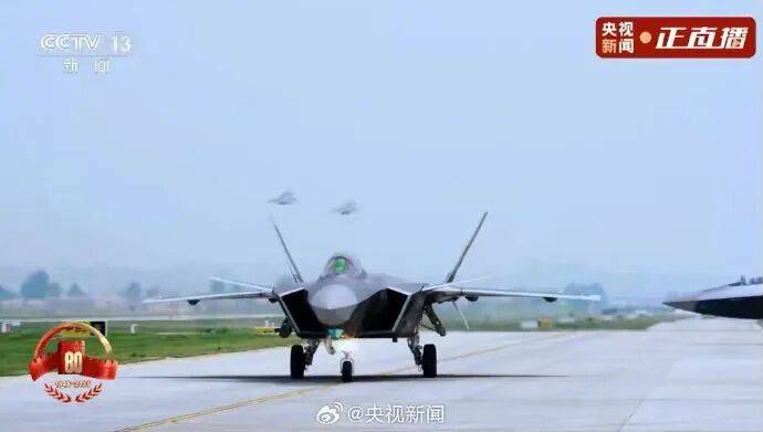 歼20S、DF61导弹<strong></p>
<p>最新okex网</strong>，震撼亮相！三支兵种首次亮相天安门广场，空中梯队战机起飞