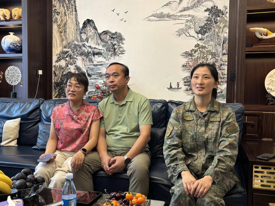 抗战胜利80周年大阅兵民兵方阵<strong></p>
<p>欧易充值提现</strong>，有两名女生来自无锡地区