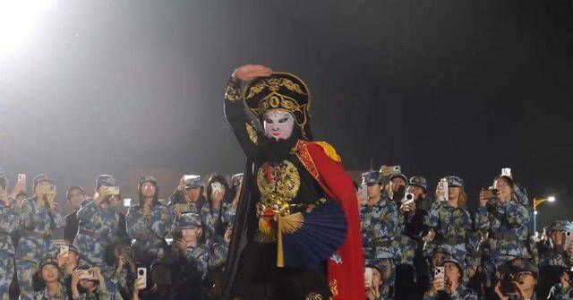 兰州大学军训期间大一女生表演川剧吐火<strong></p>
<p>okex欧易查询</strong>，校方：学生来自东北，因个人爱好自学