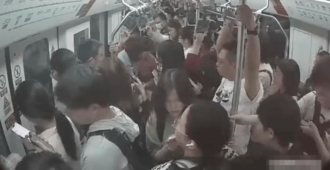 上海地铁早高峰抢座<strong></p>
<p>tp钱包提币</strong>，七旬老太与女子同时坐下发生冲突，女子受伤起诉索赔1.5万，老太称将应诉：她拿手机拍我